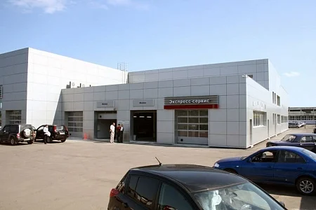 Здание автоцентра Nissan размерами 53,50х60,00х7,50/5,00 м